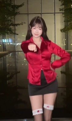 吴柳芳早期跳舞视频合集,是有点擦边,毕竟现在当网红不容易
