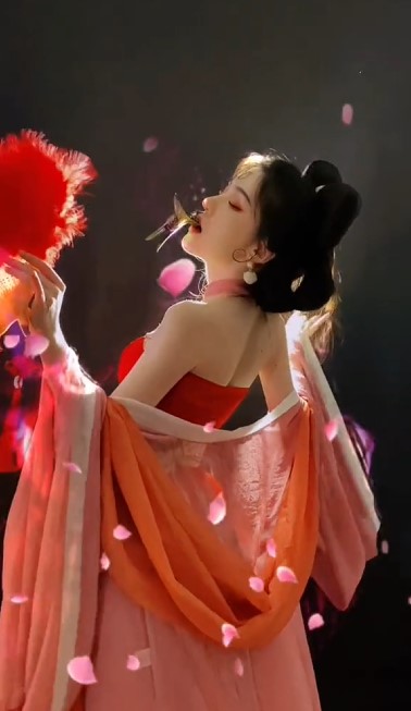 抖音上古真神小橙子COS妲己视频 到底是什么成名之作引万人考古！