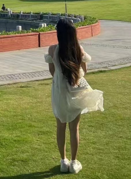 一眼是楚雨荨和慕容云海那些年在艾利斯顿商学院