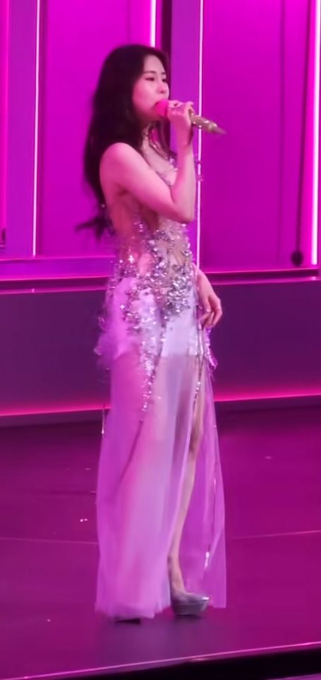 张碧晨透视装秀美腿,这不比包臀裙好看多了!