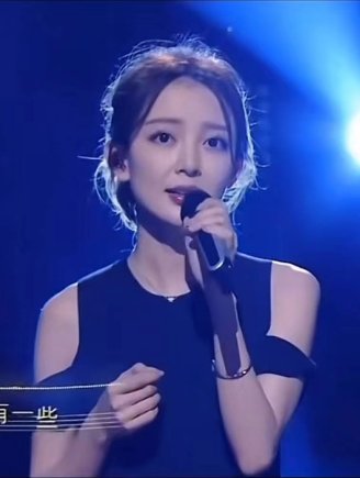 汪小敏蓝色笑看风云,颜值巅峰真漂亮!