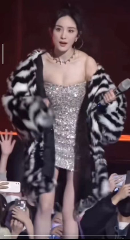 还记得杨幂跨年演唱会《你怎么这么好看》吗?