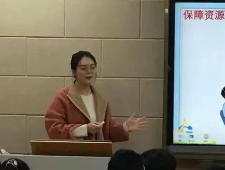 这是高中美女老师呀!