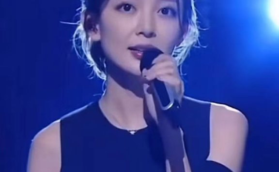 汪小敏蓝色笑看风云，颜值巅峰真漂亮！